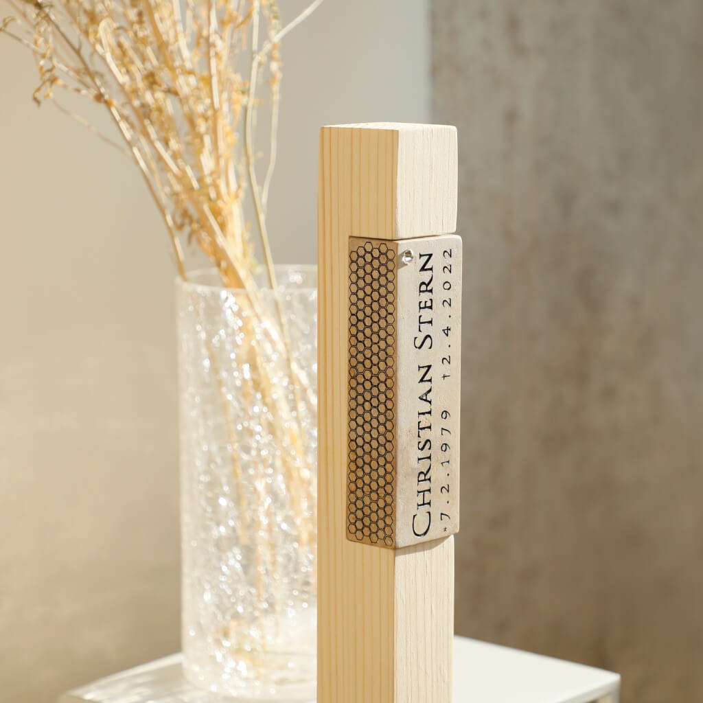 Holzkreuz mit Trauerstein und Bienenwabenmuster