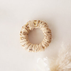 Kleiner Strohkranz mit Gräsern auf hellem Untergrund