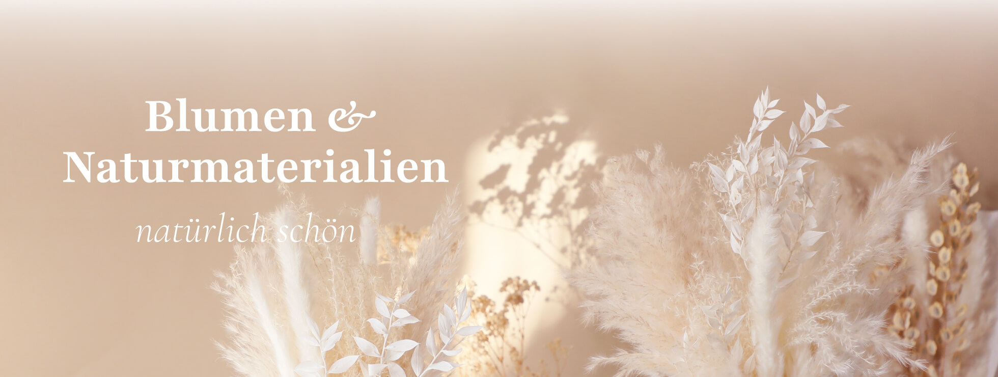 Natürliche Trockenblumen und Gräser in Weiß und Creme, lichtdurchflutet und harmonisch gestaltet. Das Bild symbolisiert die Vielfalt von Blumen und Naturmaterialien bei Liebevoll erinnern und verbindet natürliche Eleganz mit liebevoller Dekoration für besondere Anlässe und Feste.