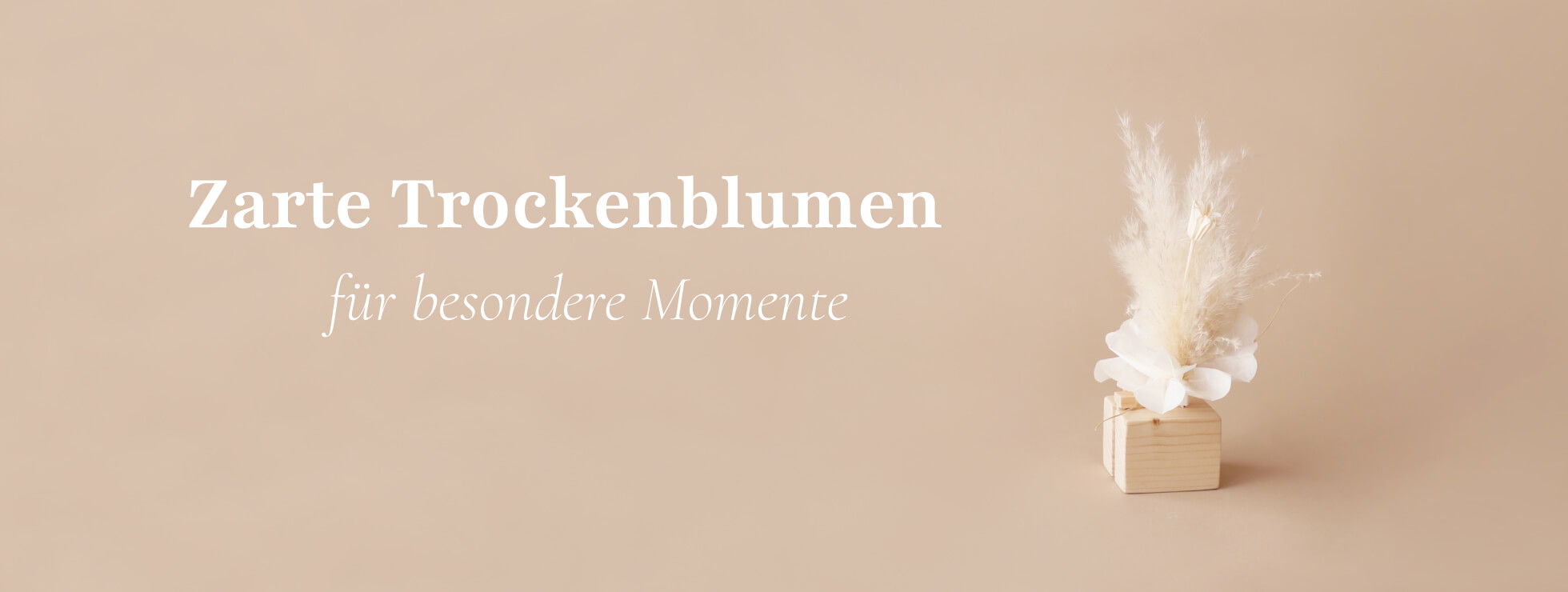 Zarte Trockenblumen im ÜHolz® Blumenhalter, filigran arrangiert und sanft präsentiert – eine natürliche und liebevolle Dekoration für Erinnerungen und besondere Anlässe.