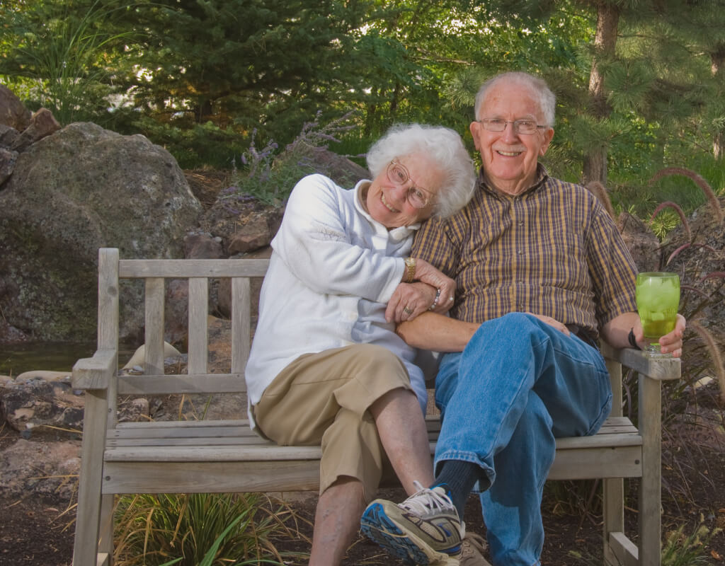 Foto von Oma im Garten zusammen mit Opa